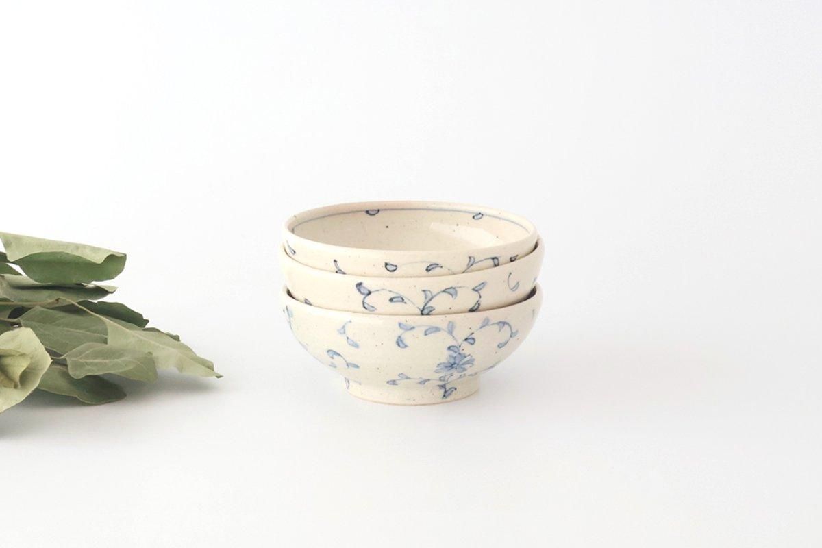 作家　陶芸作家　染付　手描き　手捻り　丼　小鉢(中鉢) 小鉢｜花唐草｜陶器｜樋口真紀｜和食器通販｜うちる｜和食器の皿
