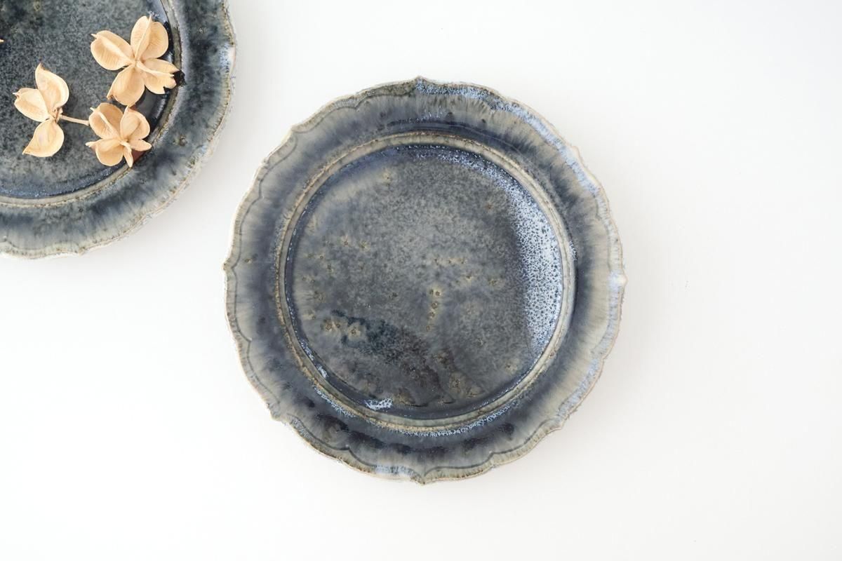 灰色の陶器皿 花の浮彫付き 相馬焼？ 灰色の陶器皿 花の浮彫付き 相馬