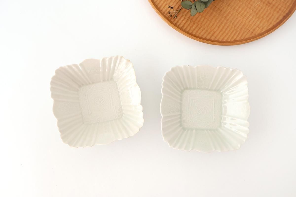 灰色の陶器皿 花の浮彫付き 相馬焼？ 灰青釉｜輪花