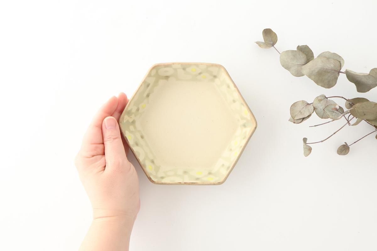 陶芸 平皿 クリーム色 木箱付き 六角皿｜ランダムパターン｜陶器｜佐藤牧子｜和食器通販｜うちる｜和