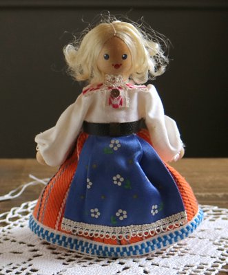 ソヴィエト エストニア salvo 木のお人形 青いエプロン - ヨーロッパの