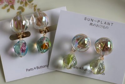 オーロラカラーボタンのイヤリング・ピアス 【SUN-PLANT