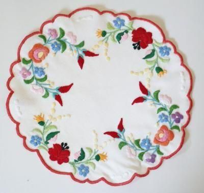 ハンガリー カロチャ刺繍 ドイリー 約50cm ハンガリー カロチャ刺繍 ドイリー - メルカリ