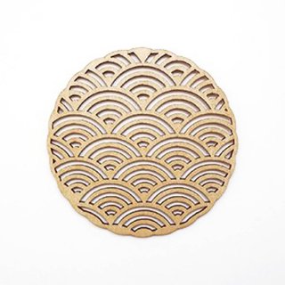 co059 リトアニア木製コースター小「日本の伝統模様、青海波（せいがいは）のような柄」