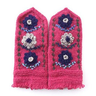 mt150 リトアニア 花刺繍の手編みミトン 幅10.5cm×長さ24cm コーラルピンクベース 紺とグレーのお花