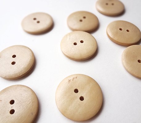 リトアニア カラフルな木のイラストがプリントされた木製ボタン