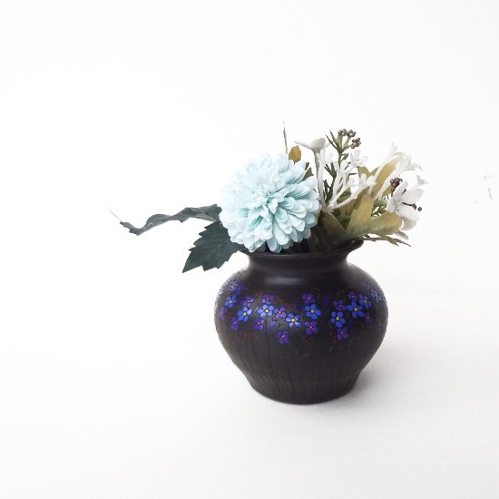 リトアニア Reginaさんの黒陶器 ブラックセラミック チューリップやリネンの花々が咲く小さな花瓶