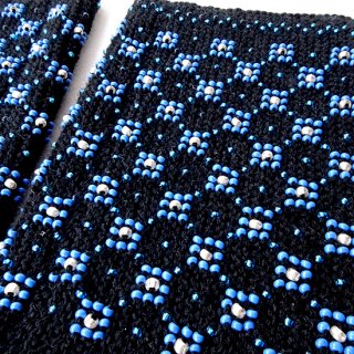 rie252-vio リトアニア ビーズ編みのリストウォーマー RIESINES 黒地にブルー系のビーズがぎっしり 幅8.5×長さ13.5cm