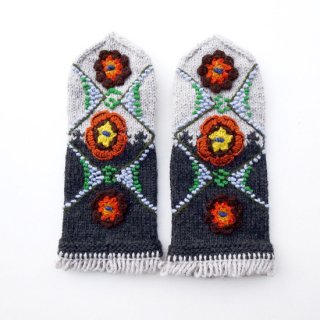 mt211 リトアニア 花刺繍の手編みミトン 幅9.5cm×長さ23cm ツートーンのグレーベース