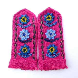 mt213 リトアニア 花刺繍の手編みミトン 幅10.5cm×長さ25cm ピンクベースに並んだ青いお花B