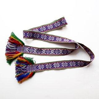 juo002リトアニア 手織りベルト 紫に赤やイエローの差し色 伝統的な柄が織り込まれたウールの太ベルト juostos