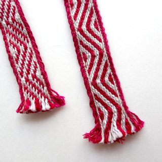 juo006 リトアニア 手織りベルト エンジとベージュのシンプルな細ベルト 伝統柄
