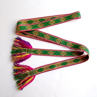 juo009 リトアニア 手織りベルト グリーンやピンクで伝統的な柄が織り込まれたウールの太ベルト Lietuviu juostos