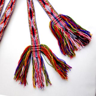 juo010 リトアニア 手織りベルト 赤や濃紺、イエローで伝統的な柄が織り込まれたウールの太ベルト Lietuviu juostos