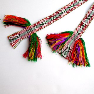 juo011 リトアニア 手織りベルト 赤やグリーンで伝統的な柄が織り込まれたウールのベルト Lietuviu juostos