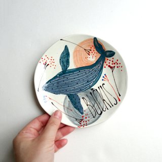 sc104 リトアニア 手びねりの形とラフな手書きイラスト 味のある陶器 取皿プレート型 14cm クジラ