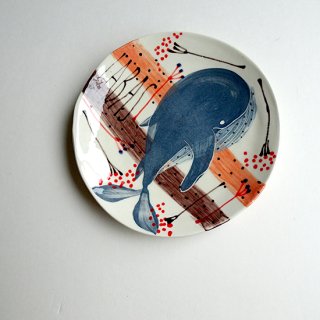 sc102 リトアニア 手びねりの形とラフな手書きイラスト 味のある陶器 取皿プレート型 14cm クジラ