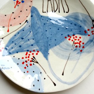 sc101 リトアニア 手びねりの形とラフな手書きイラスト 味のある陶器 取皿プレート型 14cm クジラ