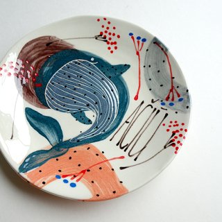 sc100 リトアニア 手びねりの形とラフな手書きイラスト 味のある陶器 取皿プレート型 14cm クジラ