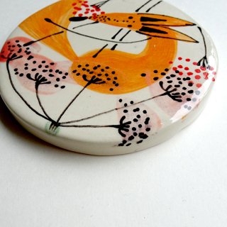 sc107 リトアニア 手びねりの形とラフな手書きイラスト 味のある陶器 小さな飾り台 コースター キツネ