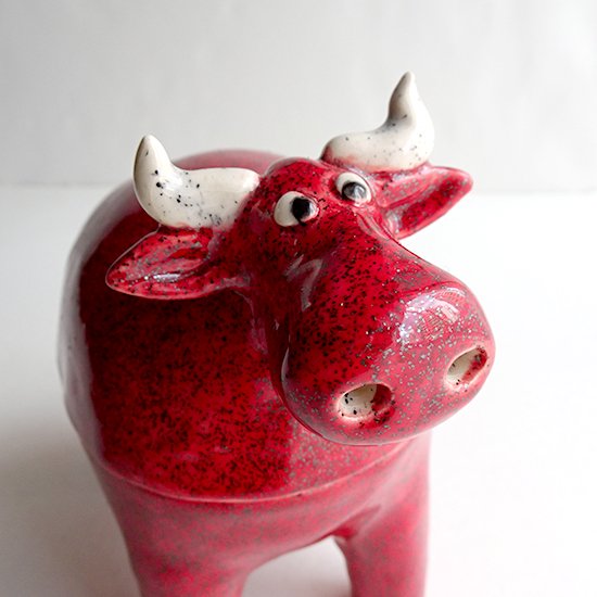 リトアニア 民芸市で見つけた赤い牛の置物