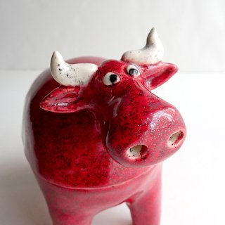 リトアニア 民芸市で見つけた赤い牛の陶器の置物