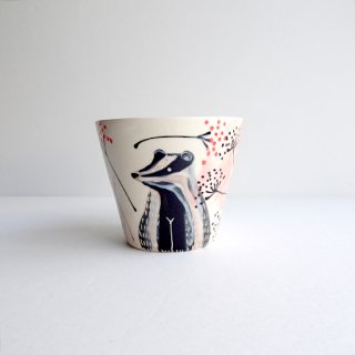 sc173 リトアニア 手びねりの形とラフな手書きイラスト 味のある陶器 マグカップ型 アナグマ
