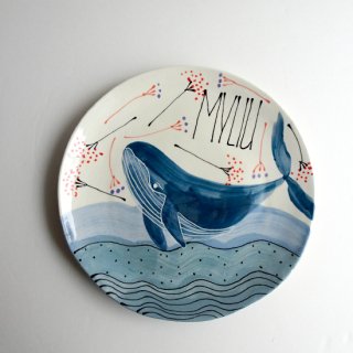 sc142 リトアニア 手びねりの形とラフな手書きイラスト 味のある陶器 プレート型 23cm クジラ
