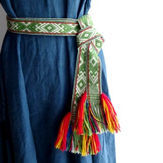 juo024 リトアニア 手織りベルト グリーンと白の民族模様に虹色の房つき