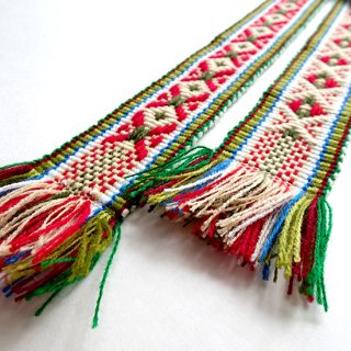 juo031 リトアニア 手織りベルト 赤やグリーンなど様々なカラーリングの民族柄