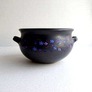 rgn032 リトアニア Reginaさんの黒陶器 ブラックセラミック 青と紫の花が描かれた壺の形