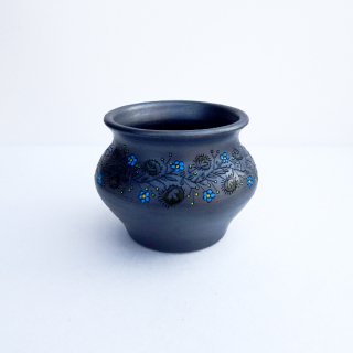 rgn002 リトアニア Reginaさんの黒陶器 ブラックセラミック 青い花が描かれた小さな壺