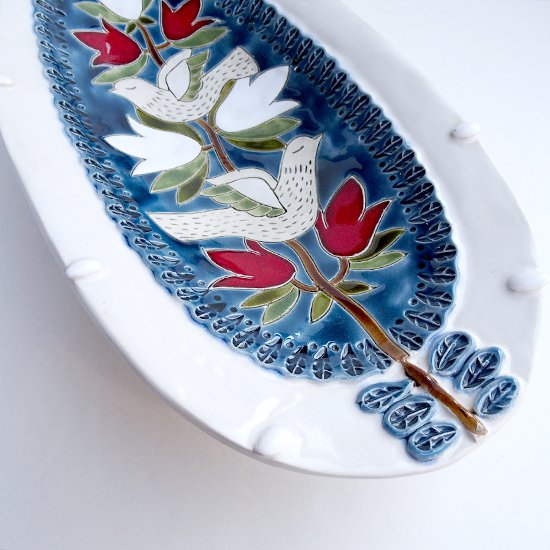 リトアニア作家もの 足つきの飾り皿 陶器 ブルーバックに白い鳥２羽