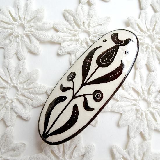 adm460 リトアニアの森の物語がぎゅっと詰まった陶器のブローチ 鳥と