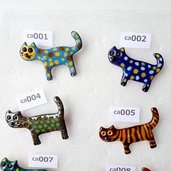ca001-018 リトアニアの陶器作家Egle作 ヘタウマブローチ たぶんネコ