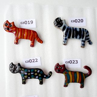 ca019-035 リトアニアの陶器作家Egle作 ヘタウマブローチ たぶんネコ しましまやドット、いろんな猫 ねこ