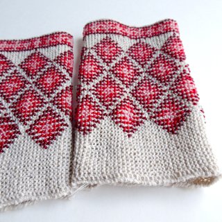 rie410 リトアニア リネン糸で編んだ、ビーズ編みのリストウォーマー RIESINES ナチュラルカラーに赤系のビーズ 約幅7.5×長さ12.5cm
