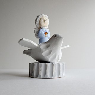 arv001 リトアニア 天使の木彫りオーナメント 琥珀を手に、鳥の上にのる天使