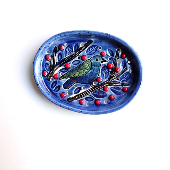 li010 リトアニアの陶器作家Linaの神秘的な世界 赤い実と青緑の鳥、青いソープディッシュ 石鹸置き
