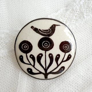 adm431 リトアニアの陶器作家Admosのブローチ モノトーン 丸いお花と鳥 約3.3×3.3cm