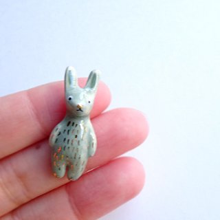 li022 リトアニアの陶器作家Linaの神秘的な世界 グリーンのウサギのピンバッジ