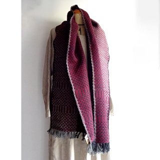 aud002 リトアニア Audejaの手織りウールのマフラー  エンジとグレーのこっくりとした色合い