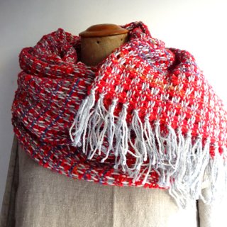 aud008 リトアニア Audejaの手織りウールの大判ストール  ざっくり編まれた赤、白、グレーの色合い