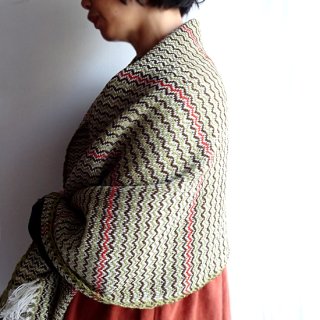 aud019 リトアニア Audejaの手織りウールの大判ストール  グリーンと茶色の色合いにテラコッタの差し色