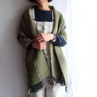 aud023 リトアニア Audejaの手織りウールの大判ストール  黒×グリーンの抹茶系の色合い