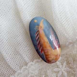 リトアニアの森の物語がぎゅっと詰まった陶器のブローチ