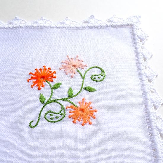 tr003 リトアニア 手刺繍の縁かがりレースとオレンジ色のお花 リネンの