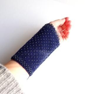 リトアニアのリストウォーマー ネイビー エンジビーズ 花柄 リエシネス