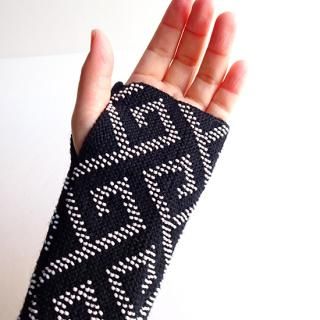 リトアニアの伝統的な装飾品、ビーズ編みのリストウォーマー