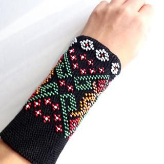 リトアニアの伝統的な装飾品、ビーズ編みのリストウォーマー